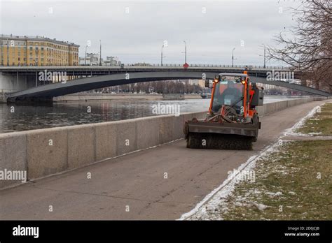 cleaning mud Russia|moscow mud conditions.